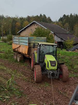 A post by @loagri_officiel on TikTok caption: Les derniers hectares auront été plus que compliqué pour Zac … ils ont attendus espérant que les conditions s’améliorent, mais ça n’a rien changé ! Au moins .. ça c’est rentré ! 😱🌽 #agr #farm #extreme #conditionsdifficiles #silage #maïs @Zac_Haaryy   