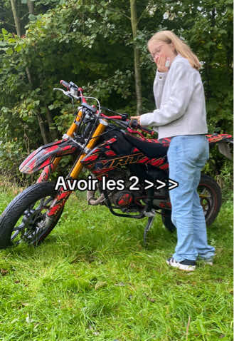 A post by @louloudax on TikTok caption: Avec son doigt cassé la #moto #50cc #supermot 