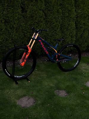 A post by @marvin.kalipke on TikTok caption: !!!for Sale!!! #pivotcycles #mtb #dh #pivotphoenix #marvinkalipke @jann:) 