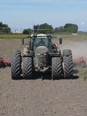 A post by @agriview on TikTok caption: FENDT 942 jumelé 😍✅💨 #fendt #bigfarm #agriculture 