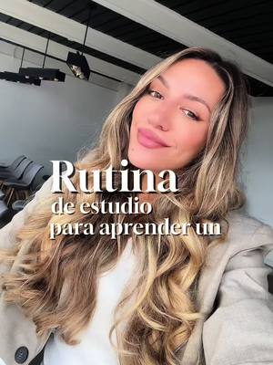 A post by @celincampi on TikTok caption: La rutina que me hace aprender un idioma en 30 días  Paso 1: Orden físico =  orden mental. Prepara tu lugar de estudio para ser más productivo y que nada te distraiga. Aunque si igualmente te distraes también tengo técnicas para eso  Paso 2: Decide cuanto vas a estudiar. Ponte un límite de tiempo para no divagar y tardar más de lo necesario.  Hay varios ciclos de estudio. En este caso yo he usado de 25, pero depende de la persona cambia muuucho!  Paso 3: Ponte un objetivo para la sesión de estudio  Yo estoy en la fase 2 para aprender un idioma, o sea cuando empiezo a entender lo que dicen los nativos 🤯 Así que si quieres mejorar tu comprensión puedes seguir los pasos que te he explicado Igualmente la rutina dependerá mucho de tu nivel con el idioma, de tu objetivo, de  en qué fase estás y del tiempo que le dedicas.  Por eso si quieres que te ayude a crear TU rutina sígueme 🫶  #tipsidiomas #idiomas #tipsestudio 