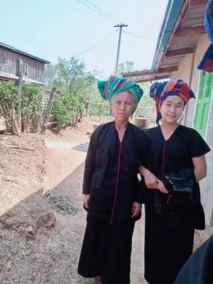 A post by @nangloon8 on TikTok caption: လွမ်းနေပီ ##ချစ်မေမေနဲညီမလေး🥰