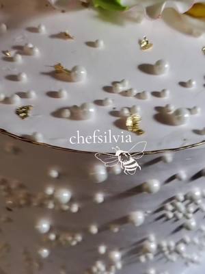 A post by @silviaaguilar66 on TikTok caption: la mejor luna es la de octubre  #cake #floral #artesanal  #pasteleria #reposteria  #fyp #♡ #viralvideo 