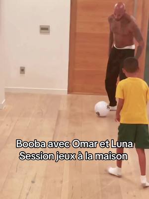 A post by @prt_community on TikTok caption: Booba avec ses enfants, Omar et Luna comme toujours il est présent pour ses enfants et encore une fois la balle est une balle de plastique, balle de plage quoi y’a rien de mal #pagefaneofficielbooba  #booba #boobafanpage #boonafanclub #lpnjf 