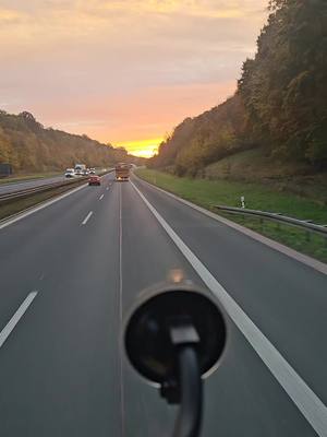 A post by @trucker_lukas_official on TikTok caption: Damit ein schön guten morgen und guter Start in die woche 🤗#Volvo #Pabst #Transport #truckhell #truckhellofficial #ichbinfahrer #sternjäger✇ #sternmafia✇ 