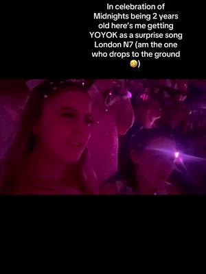 A post by @connie.taylorsversion on TikTok caption: @Emma #london #taylorswift #midnights #yoyok 