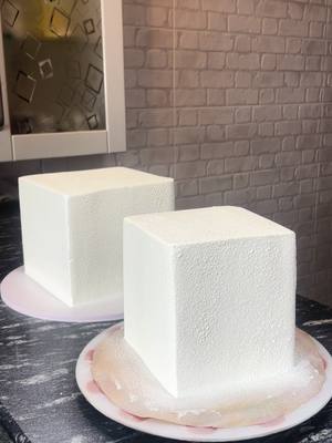 A post by @nana__gue on TikTok caption: #cakedecorating #weddingcake #cake #piece_montée 