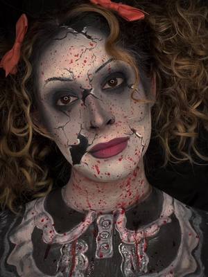 A post by @mbi_glam on TikTok caption: Broken doll #fyp #halloweenlook #creepymakeup #halloweenlook #spookyseason #halloween #sfxmakeup #dollmakeup #brokendollmakeup 