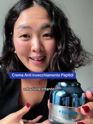 A post by @salsadisoia_soysauce on TikTok caption: 🇰🇷🔝Crema Antiage rassodante Con 9 Peptidi! Questa crema ha una consistenza vellutata e rassodante!  Grazie alla formulazione con diverse tipologie peptidi come ➡️Hexapeptide-67 Palmitate, Tripeptide-29,  Hexapeptide-67 Palmitate, Copper Tripeptide-1, Tripeptide-1, Hexapeptide-9, Acetyl Hexapeptide- 8, Palmitoyl Pentapeptide-4, rh-Oligopeptide-1  Lavorano in sinergia per un’azione liftante, rassodante, rigenerante, levigante e rimpolpante. Se hai la pelle matura, questa crema viso antiage è indispensabile per stimolare la produzione di collagene attraverso un’esclusiva formulazione di peptidi.  Lo amerete anche voi! La puoi trovare esclusivamente sul nostro sito➡️ www.kumiho.it → Iscriviti alla nostra newsletter e ricevi il codice sconto 10% sul primo ordine! A Milano presso la profumeria Mazzolari 📍 Corso Monforte, 2 (M1,M4 fermata San Babila) #kumiho #cosmeticicoreani #korea #corea #skincare #crema #acidohialuronico #peptidi #antiage #antiinvecchiamento #cremaantiage 