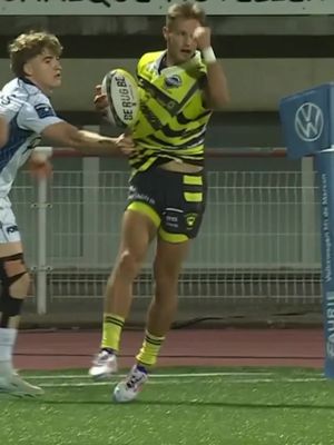 A post by @stademontoisrugby on TikTok caption: Le coup de pied malin de Du Plessis pour trouver l’ailier 🤝 #stademontois #prod2 #rugby #top14 