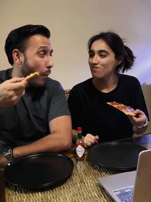 A post by @anapau.vzfs on TikTok caption: Noches de pizza con la mejor Salsa TABASCO®️ que le da un toque riquísimo a cada rebanada! @TABASCO BRAND  #SalsaTABASCO #PréndeteConTABASCO #TABASCOPrendeTuPizza