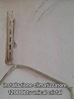 A post by @nr.impiantitech on TikTok caption: #elettricistaprofessionale #lavoro #climatizzatore #unical #installazioneclima #catania🔵🔴 