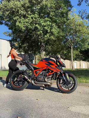 A post by @superdukegirl on TikTok caption: La combi😜 #superduke1290r #superduke #superdukegirl 