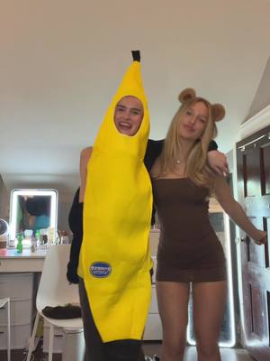 A post by @oliviarobbinsssss on TikTok caption: Fam 🙈🍌 @Annaaaa 