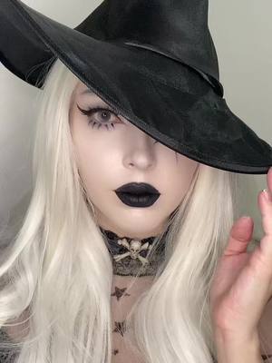 A post by @julianna.mur on TikTok caption: Witch makeup  #halloweenmakeup #halloweenmakeup2024 #witchmakeup #witch #seasonofthewitch #halloween2024 #ttdeye #halloween 