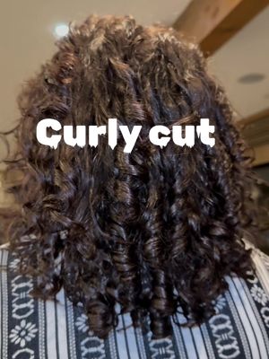 A post by @emma.galano on TikTok caption: Si le henné a détendu vos boucles = Curly cut + detox, gloss et styling.  #curlyhair #curlycut #glossyhair #curlstyling #cheveuxbouclés #coupecheveuxbouclés #oway #bpcoiffure #coiffure #apprentissage 