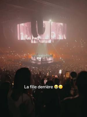 A post by @maebsn17 on TikTok caption: Mais qui est ce ?😂😭#bordeaux #arkeaarena #dadjuxtayc #dadjuxtaycconcert #heritage 