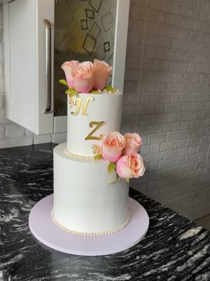 A post by @nana__gue on TikTok caption: #cakedecorating #weddingcake #cake #piece_montée #algerienne #engagement #خطوبةجزائرية🇩🇿🇩🇿💍 #algerie🇩🇿 