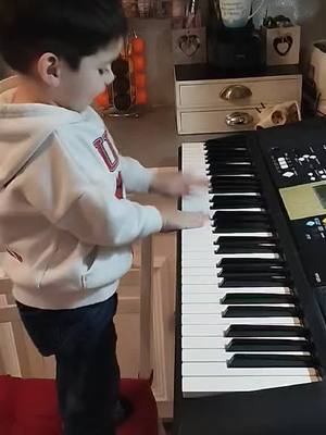 A post by @yohanmaella on TikTok caption: mon bébé un prodige à 2 ans il joue mistral gagnant au piano #piano #renaud #prodige #mistralgagnant #classicalmusic #pourtoii #enfant 