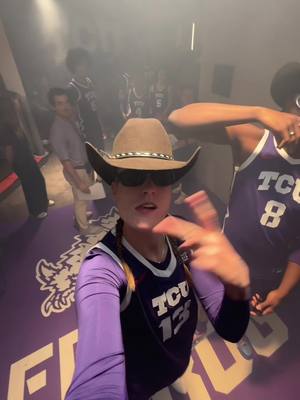 A post by @sedonerrr on TikTok caption: Scholl live means that season is nearly here!!! #collegebasketball 