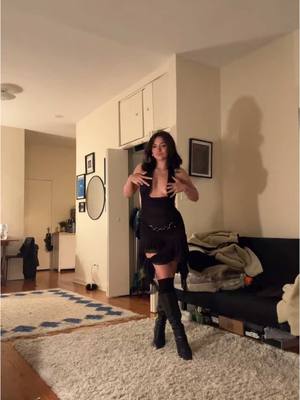 A post by @isabelleoccelli on TikTok caption: sry….messy house #fakebodyy⚠️ 