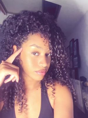 A post by @joycespr__ on TikTok caption: • Pour l’algorithme 🥱 #fyp #curlyhairroutine 