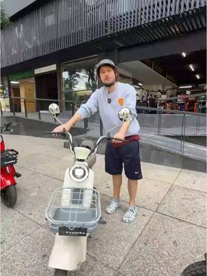 A post by @luisitocomunica on TikTok caption: Cáiganle por su bici eléctrica en Evo Bike Chido en Reforma 24, Centro CDMX 🇲🇽⚡️🚲📍