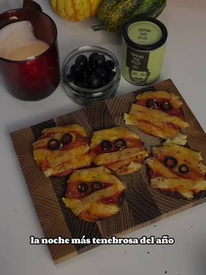 A post by @justspices_es on TikTok caption: Recetas de Halloween para hacerse un maratón de pelis de miedo, parte 2. 👌🎬 ¿que le echarías tú a la pizza? INGREDIENTES Topping para Pizza Masa de pizza Salsa de tomate Queso en lonchas Aceitunas negras (para los ojos 👀) #justspices #recetasfaciles #halloween #pizza