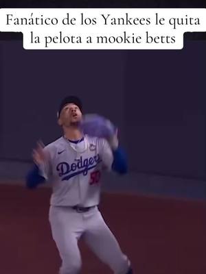 A post by @elreydelbeisbol_ on TikTok caption: Fanático de los Yankees le quita la pelota a mookie betts #mookie #mookiebetts #MLB 