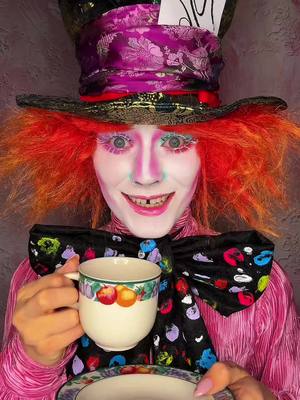 A post by @livaingebrigtsen on TikTok caption: Mad hatter look🎃 #halloween #halloweenlook #halloweenmakeup #madhatter #viral 