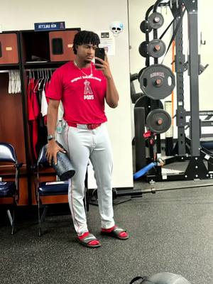 A post by @yendy1927 on TikTok caption: #CapCut #paratii #viralvideo #pelota #peloterosrd🇩🇴⚾️🔥 #milb #fypシ #viral #dominicanos🇩🇴 