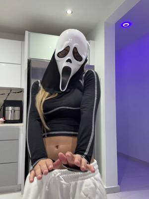 A post by @pastelera27 on TikTok caption: chupi stream de halloween 🫦