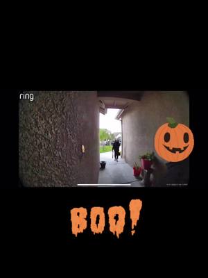 A post by @efrain_eo on TikTok caption: These damn kids i swear lol #halloween #badkids #trickotreat #stealingcandy #2024 #fyp #ring #caughtoncamera #viralvideo 