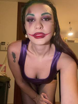 A post by @annysimy_7 on TikTok caption: Jokerina 💚🃏 #halloween #joker 