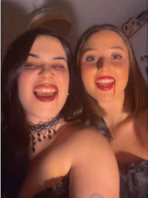 A post by @sandraamhid on TikTok caption: Una rubia y una morena 🧛‍♀️🖤🫶🏻🩸 #halloween #madrid #foryou #cronicasvampiricas #brunette #parati 