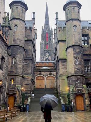 A post by @iangblack on TikTok caption: Dreamy Edinburgh ✨ #edinburgh #visitedinburgh #Scotland #visitscotland #harrypotter #diagonalley #hogwarts #edinburghcastle 