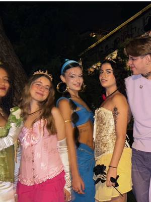 A post by @garguisimo on TikTok caption: nosotros viendo como se fueron con las que iban de conejito #halloween #disney #disneyprincesses 