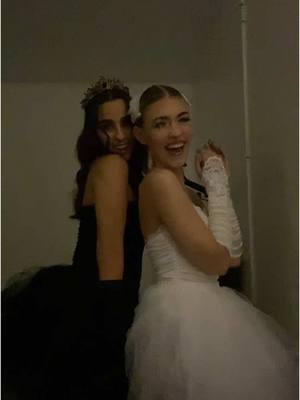 A post by @jordynztiktok on TikTok caption: #blackswan #halloween #costume #bestie 