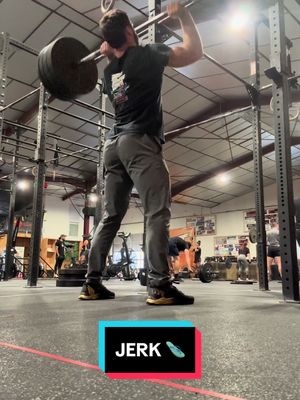 A post by @vincentchump on TikTok caption: Jerk skill en détente 😌🩴 #crossfit #jerk #skills #crossfitter 