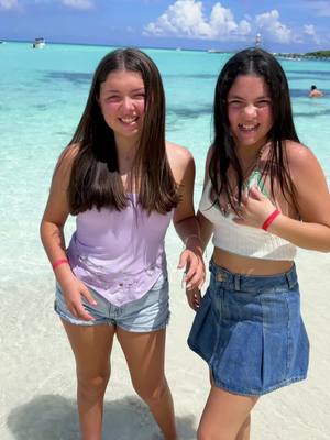 A post by @rominaycamilaa on TikTok caption: borrador en la playa #fypシ #viraltiktok #parati #tiktok #hermanas #cancunvacation 