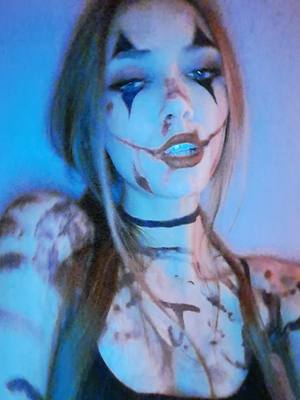 A post by @cosfancy on TikTok caption: (🖤💋) #harleyquinn #clown #halloweenlooks #makeup #cosplay #harleyquinncosplay #fyp 