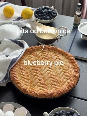 A post by @ivo_zinee on TikTok caption: Pita od borovnica i umak od vanilije! 🫐🥧 SASTOJCI:  tijesto (x2): 200g brašna 1/2 žličice soli 30g šećera 130g hladnog maslaca 35 ml hladne vode punjenje: 900g svježih borovnica 2 žlice soka od limuna  140g šećera naribana korica jednog limuna cimet   3 žlice škroba jaje i mlijeko za premazivanje umak od vanilije / cremè anglaise: 4 žumanjka 120ml mliječnog vrhnja za šlag 120ml mlijeka ekstrakt / šipka vanilije POSTUPAK:  U brašno dodati sol i šećer te zamiješati, a zatim dodati hladan maslac i mrviti dok ne dobijemo teksturu krupnijih krušnih mrvica. Zatim uliti hladnu vodu i kratko izraditi tijesto. (Bitno je ne mijesiti tijesto previše da se maslac ne bi otopio). Zamotati u prozirnu foliju i ostaviti pola sata u hladnjak.  Borovnice oprati i osušiti, a potom izmiješati zajedno sa šećerom, limunom, limunovim sokom, cimetom i škrobom. Tijesto razvaljati i staviti u namašćen i pobrašnjen kalup (promjer 24cm), a od drugog razvaljanog dijela narezati trakice. Kalup puniti smjesom od borovnica, slagati mrežu trakica tijesta, sve premazati jajem i peći u pećnici na 200C ~60 minuta.  Za to vrijeme napraviti umak od vanilije tako što ćete ugrijati mlijeko, vrhnje i vaniliju do vrenja, pustiti da se prohladi jednu minutu. Za to vrijeme ćete pjenasto umutiti jaja i šećer, te postepeno i POLAKO, dodavati ugrijano mlijeko i vrhnje. Zatim sve vratiti u posudu u kojoj se grijalo mlijeko te kuhati na tihoj vatri dok se ne zgusne odnosno dok ne ostavlja trag na žlici.  Servirati i uživati. #kuhanje #cooking #kuhinja #balkan #balkantiktok #pitaodborovnica #blueberrypie #vanilla #vanillesoße #Recipe #recept #zdravkocolic #bosna #hrvatska #berlin #autumn #borovnice