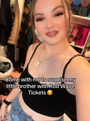 A post by @helovekay on TikTok caption: I got to surprise my brother after a year of wanting to do this im so greatful we got to go see @Rod Wave WE LOVE YOU THANK YOU.. RIP Dee. Go shop @KingXoiStore #dallas #rod #rodwave #concerts #surprisegift #fyp #viralvideo 