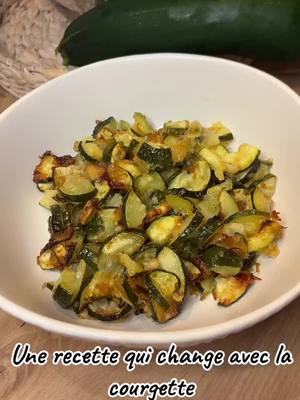 A post by @loloplat on TikTok caption: Recette#healthy  de courgettes gratinées au parmesan 🧑‍🍳  - 2 belles courgettes  - 2CS huile d’olive 🫒 - 100g de parmesan  - sel, poivre - 10min au four à 200 degrés Allez régalez vous 😋