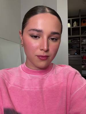 A post by @gretacvzg on TikTok caption: FINAL LOOK !!! #fyp #parati #fashiondesigner #udem #pasarela #moda #grwm 