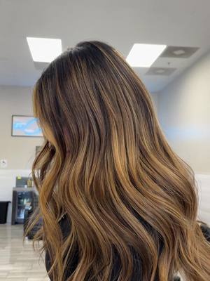 A post by @ on TikTok caption: Oh honeyyyy🐝😍 #menifeehairstylist #hairtok #hairinspo #menifeehairsalon #goldbalayage #honeyhair