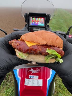 A post by @mrzbil on TikTok caption: Aujourd’hui, on se met bien ! Un champ, du brouillard, ma moto, et des burgers. Qui a dit qu’il fallait être entouré pour se régaler ? #Mukbang #Foodie #asmr #friedchicken #eating #manger #degustation #pepechicken #wing #macdo#quick #otacos #FoodPorn #burger 