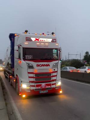 A post by @cmtruckpotter_76 on TikTok caption: @TRUCKLIFE 🚛 #hollandstyle🇳🇱😍👌 #croisetteduseigneur #claquagedetrompes #truckspotter 