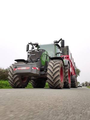 A post by @loagri_officiel on TikTok caption: A fond ! ✈️💨 #fendt #perard #agri #tractor 