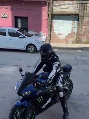 A post by @ponchotetrejo26 on TikTok caption: Lo material va y viene 🖤 #fyp #yamahar6s #cambios 